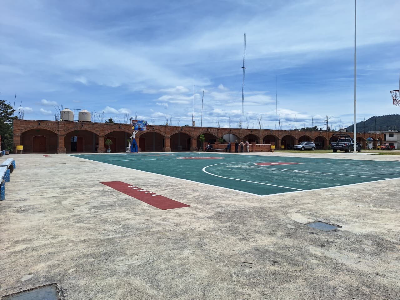 Cancha deportiva y portales del palacio municipal de Santa Cruz Nundaco
